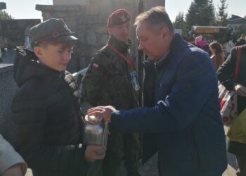 Wolontariusze zachęcają do wsparcia renowacji historycznych grobów - Radio Kielce 01.11.2025. Pińczów. Wszystkich Świętych. Kwesta / Fot. Marta Gajda-Kruk - Radio Kielce