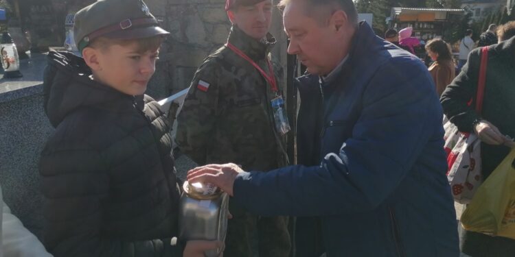 Wolontariusze zachęcają do wsparcia renowacji historycznych grobów - Radio Kielce 01.11.2025. Pińczów. Wszystkich Świętych. Kwesta / Fot. Marta Gajda-Kruk - Radio Kielce