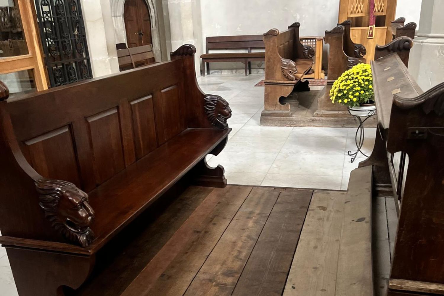 Stuletnie ławki w remoncie. Można pomóc w renowacji