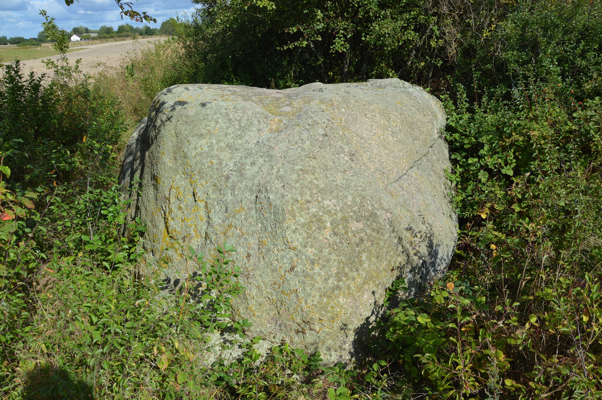 Największy w województwie głaz i historia pewnej sukienki