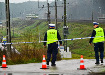 Dywersja na kolei: element rosyjskiej wojny hybrydowej? - Radio Kielce 17.11.2025. Mika (pow. garwoliński). Działania służb przy zniszczonym fragmencie torowiska na trasie Dęblin-Warszawa przy stacji kolejowej Mika. Premier Donald Tusk ogłosił, że doszło do aktu dywersji; eksplozja ładunku wybuchowego zniszczyła tor kolejowy / Fot. PAP - Przemysław Piątkowski