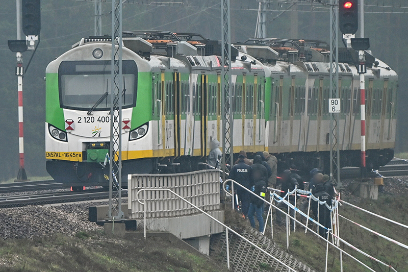 17.11.2025. Mika (pow. garwoliński). Działania służb przy zniszczonym fragmencie torowiska na trasie Dęblin-Warszawa przy stacji kolejowej Mika. Premier Donald Tusk ogłosił, że doszło do aktu dywersji; eksplozja ładunku wybuchowego zniszczyła tor kolejowy / Fot. PAP - Wojtek Jargiło