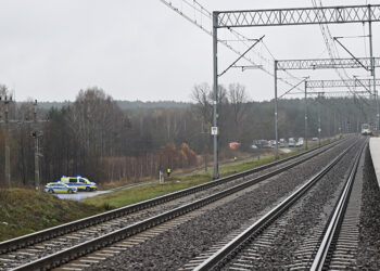 Dywersja na kolei. Tor naprawiony, ruch wznowiony - Radio Kielce Mika. 17.11.2025. Działania służb przy zniszczonym fragmencie torowiska na trasie Dęblin-Warszawa przy stacji kolejowej Mika / Fot. PAP - Wojtek Jargiło