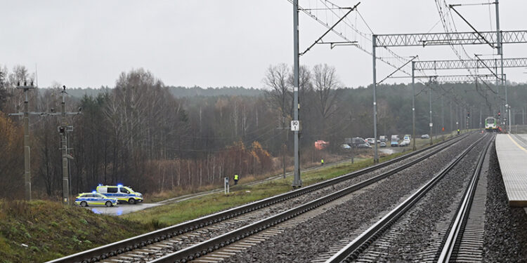 Dywersja na kolei. Tor naprawiony, ruch wznowiony - Radio Kielce Mika. 17.11.2025. Działania służb przy zniszczonym fragmencie torowiska na trasie Dęblin-Warszawa przy stacji kolejowej Mika / Fot. PAP - Wojtek Jargiło