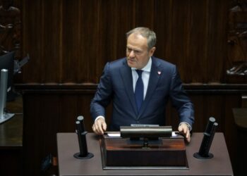 18.11.2025. Warszawa. Premier Donald Tusk na mównicy w Sejmie / Fot. PAP/Tomasz Gzell