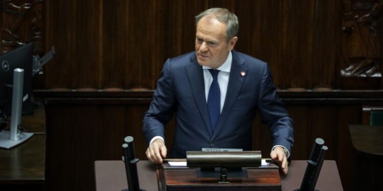 Premier: ustalono osoby odpowiedzialne za akt dywersji na kolei - Radio Kielce 18.11.2025. Warszawa. Premier Donald Tusk na mównicy w Sejmie / Fot. PAP/Tomasz Gzell