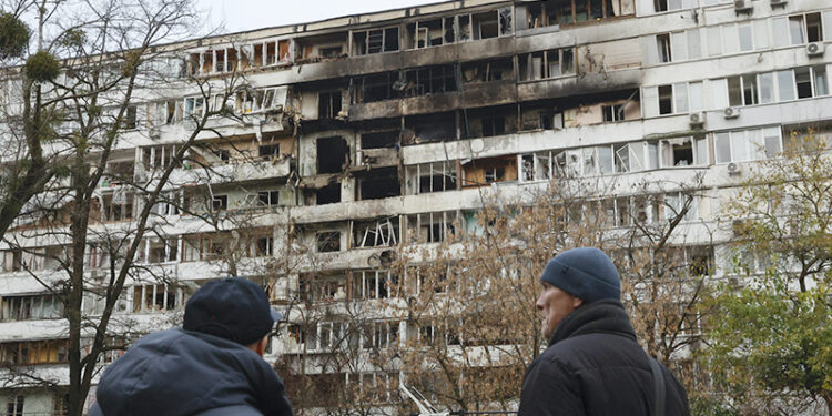 25.11.2025. Ukraina. Kijów. Miejsce rosyjskiego ataku na budynek mieszkalny w Kijowie na Ukrainie. Według raportu Państwowej Służby Ratunkowej, w nocnym, połączonym ataku Rosji na Kijów zginęło co najmniej sześć osób, a dziesiątki innych zostało rannych, w tym dwoje dzieci / Fot. PAP/EPA - Sergey Kozlov