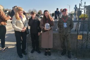 Wolontariusze zachęcają do wsparcia renowacji historycznych grobów - Radio Kielce 01.11.2025. Pińczów. Wszystkich Świętych. Kwesta / Fot. Marta Gajda-Kruk - Radio Kielce