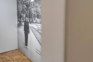 Nikifor w Pałacu Wielopolskich - Radio Kielce Przygotowania do wystawy Nikifora w Pałacu Wielopolskich w Częstocicach / źródło: Pałac Wielopolskich - Facebook