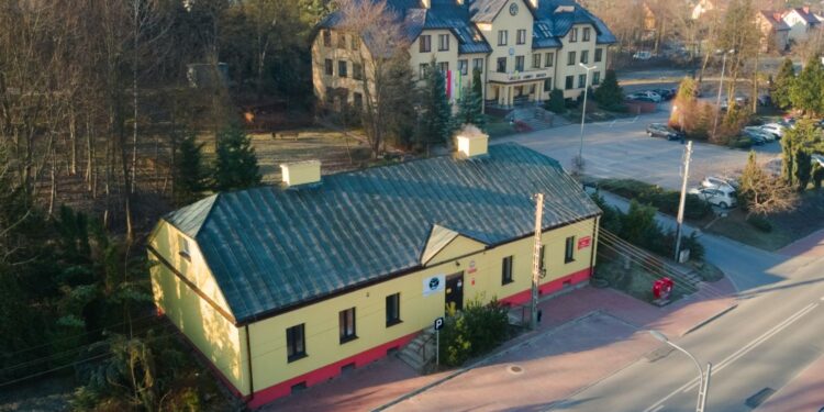 Zabytkowy budynek może stać się wizytówką gminy - Radio Kielce Zabytkowy budynek może stać się wizytówką gminy