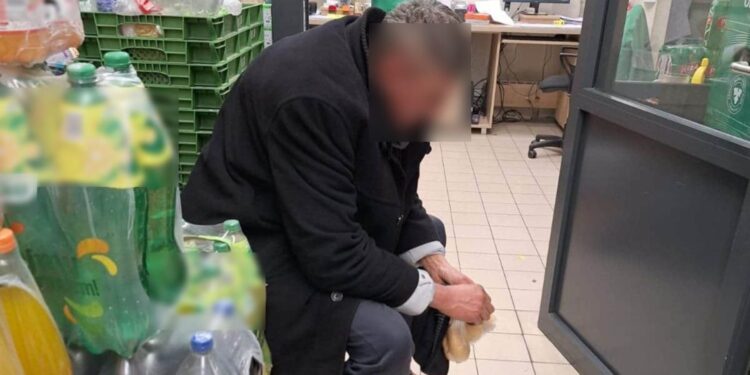 Ukradł alkohol ze sklepowej półki. Zatrzymał go policjant po służbie - Radio Kielce Ukradł alkohol ze sklepowej półki. Zatrzymał go policjant po służbie