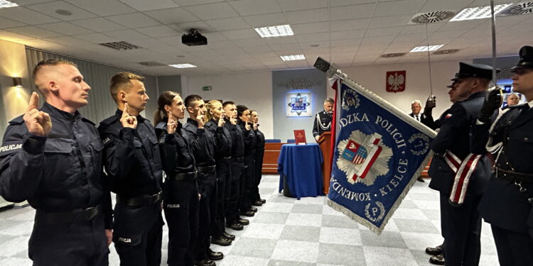 Nowi funkcjonariusze w świętokrzyskiej policji - Radio Kielce Nowi funkcjonariusze w świętokrzyskiej policji