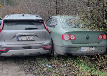 Pościg za 25-latkiem. Rozbity policyjny samochód