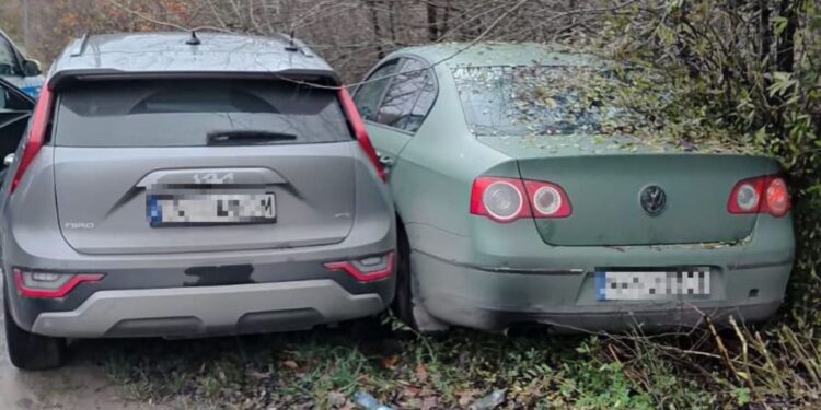 Pościg za 25-latkiem. Rozbity policyjny samochód