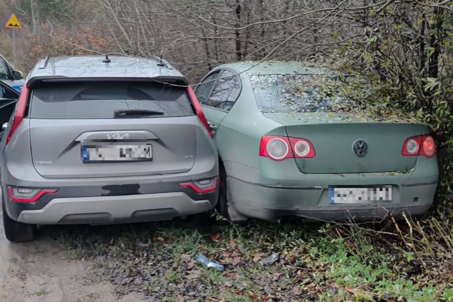 Pościg za 25-latkiem. Rozbity policyjny samochód