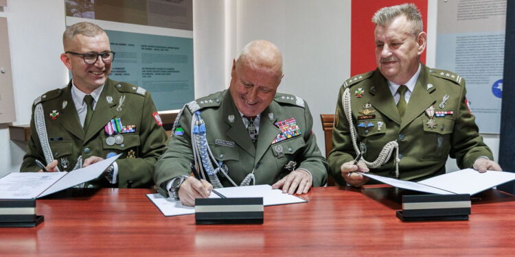 8 Dywizja Piechoty Armii Krajowej z nowym dowódcą - Radio Kielce Źródło: 8 Dywizja Piechot Armii Krajowej