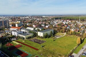 Starachowice. Szkoła Podstawowa numer 11 i teren, na którym powstanie orlik / Fot. Facebook Marek Materek