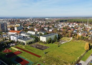 Starachowice. Szkoła Podstawowa numer 11 i teren, na którym powstanie orlik / Fot. Facebook Marek Materek