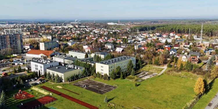 Starachowice. Szkoła Podstawowa numer 11 i teren, na którym powstanie orlik / Fot. Facebook Marek Materek