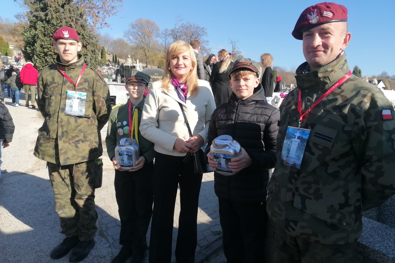 Wolontariusze zachęcają do wsparcia renowacji historycznych grobów - Radio Kielce 01.11.2025. Pińczów. Wszystkich Świętych. Kwesta / Fot. Marta Gajda-Kruk - Radio Kielce