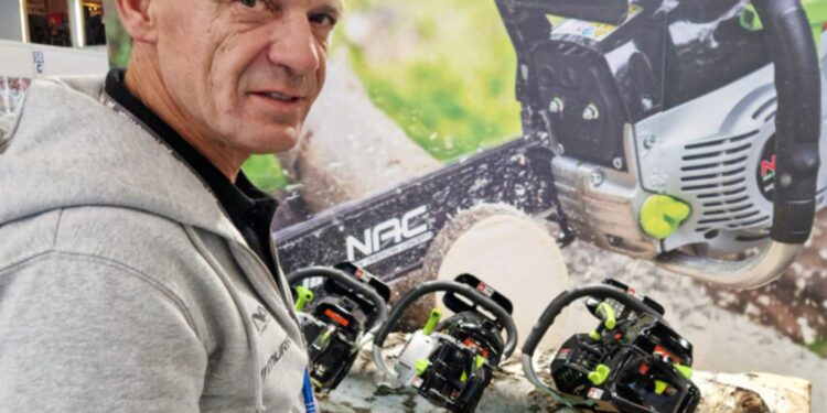 Elektryczna siekiera szybko przygotuje drewno na opał