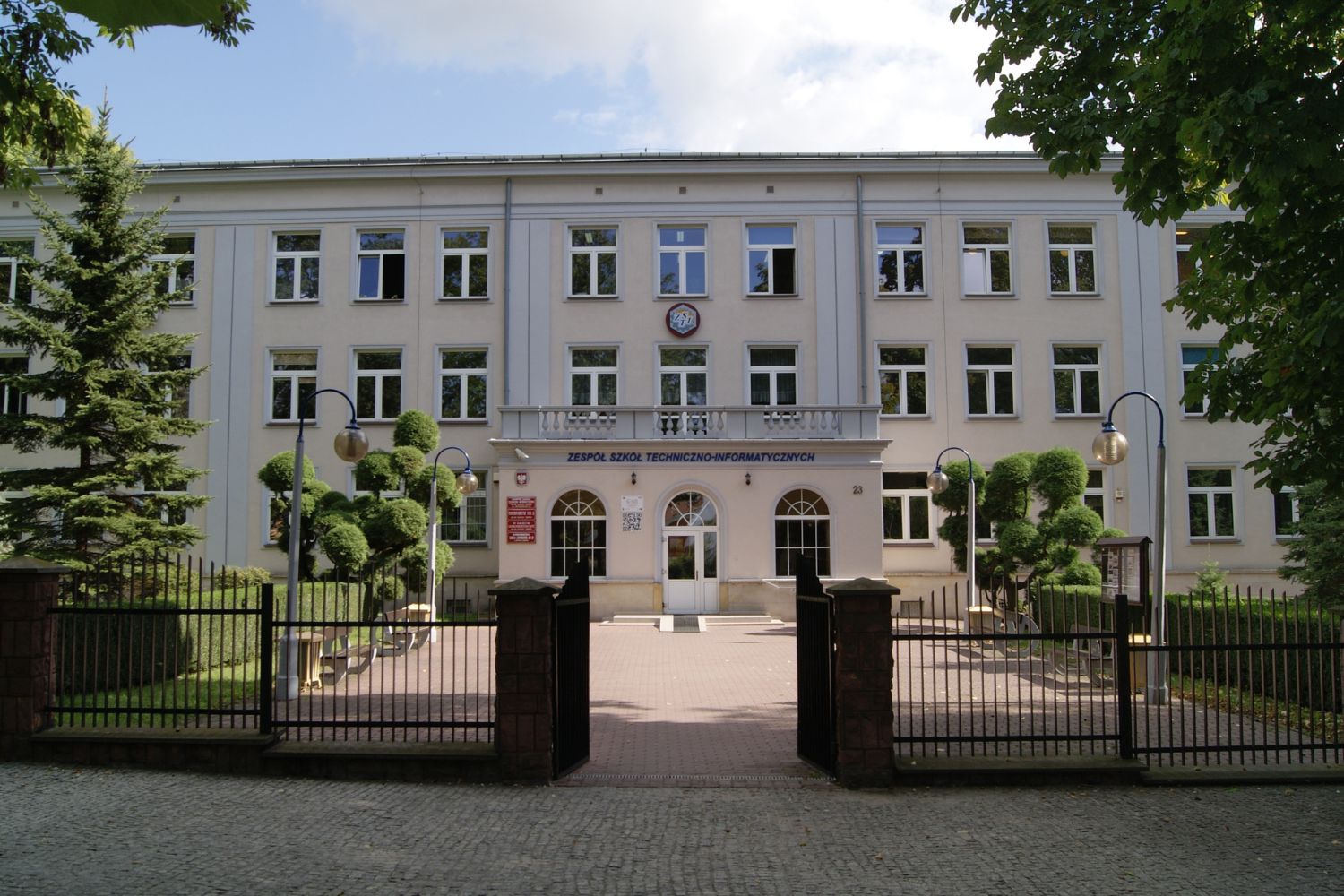 Nowa sala i schron w Busku-Zdroju