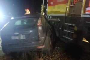 Wypadek na przejeździe kolejowym. Ranna kobieta w ciąży - Radio Kielce 07.11.2025. Szczeka. Wypadek na przejeździe kolejowym / Fot. KPP Staszów