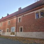 07.11.2025. Wiślica. Dom Długosza i plac wewnetrzny / Fot. Marta Gajda-Kruk - Radio Kielce