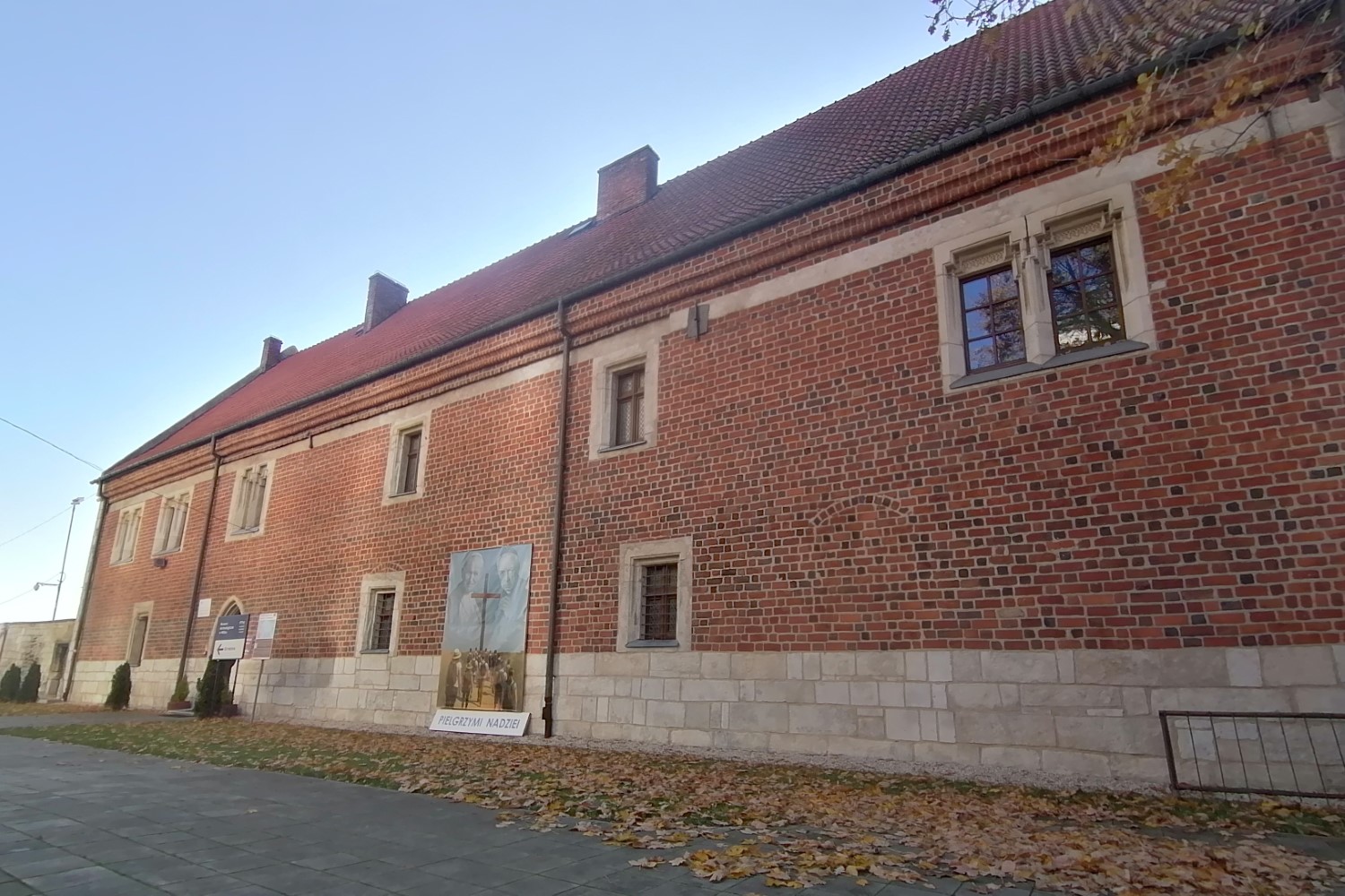 Ogród, mury i studnia - nowe życie wiślickiego Domu Długosza - Radio Kielce 07.11.2025. Wiślica. Dom Długosza i plac wewnetrzny / Fot. Marta Gajda-Kruk - Radio Kielce