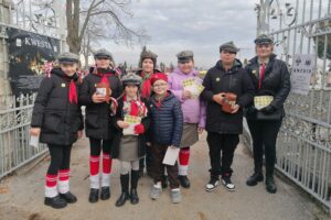 Z gorącymi sercami dla historii – kwesta na buskim cmentarzu - Radio Kielce 01.11.2025. Busko-Zdrój. Wszystkich Świętych. Kwesta / Fot. Marta Gajda-Kruk - Radio Kielce