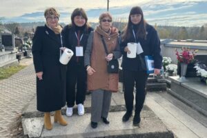 01.11.2025. Starachowice. Kwesta na ratowanie zabytkowych nagrobków / Fot. Aneta Marciniak - Towarzystwo Przyjaciol Starachowic