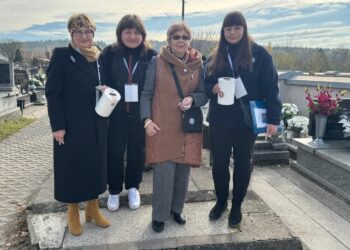 Starachowiczanie kwestują po raz dziesiąty - Radio Kielce 01.11.2025. Starachowice. Kwesta na ratowanie zabytkowych nagrobków / Fot. Aneta Marciniak - Towarzystwo Przyjaciol Starachowic