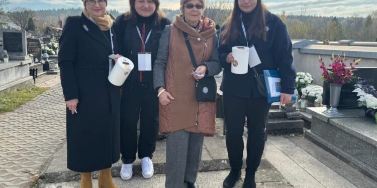 01.11.2025. Starachowice. Kwesta na ratowanie zabytkowych nagrobków / Fot. Aneta Marciniak - Towarzystwo Przyjaciol Starachowic