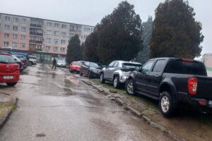 Sporny parking dzieli mieszkańców - Radio Kielce 17.11.2025. Kazimierza Wielka. Parking / Fot. Marta Gajda-Kruk - Radio Kielce