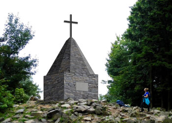 Na Łysicy stanie piramida - Radio Kielce Piramida Armińskiego - wizualizacja / źródło: Mariusz Meus