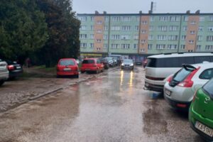 Sporny parking dzieli mieszkańców - Radio Kielce 17.11.2025. Kazimierza Wielka. Parking / Fot. Marta Gajda-Kruk - Radio Kielce