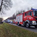 Zderzenie osobowego auta i busa przewożącego młodych sportowców