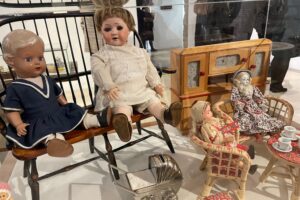 Obrazy, dawne karty świąteczne, zabawki i choinkowe ozdoby na jednej wystawie - Radio Kielce 14.12.2025. Sandomierz. Muzeum Diecezjalne Dom Długosza w Sandomierzu. Wystawa „Z pierwszą na niebie gwiazdą Bóg w Waszym domu zasiędzie. Opowieść Wigilijna” / Fot. Grażyna Szlęzak-Wójcik - Radio Kielce