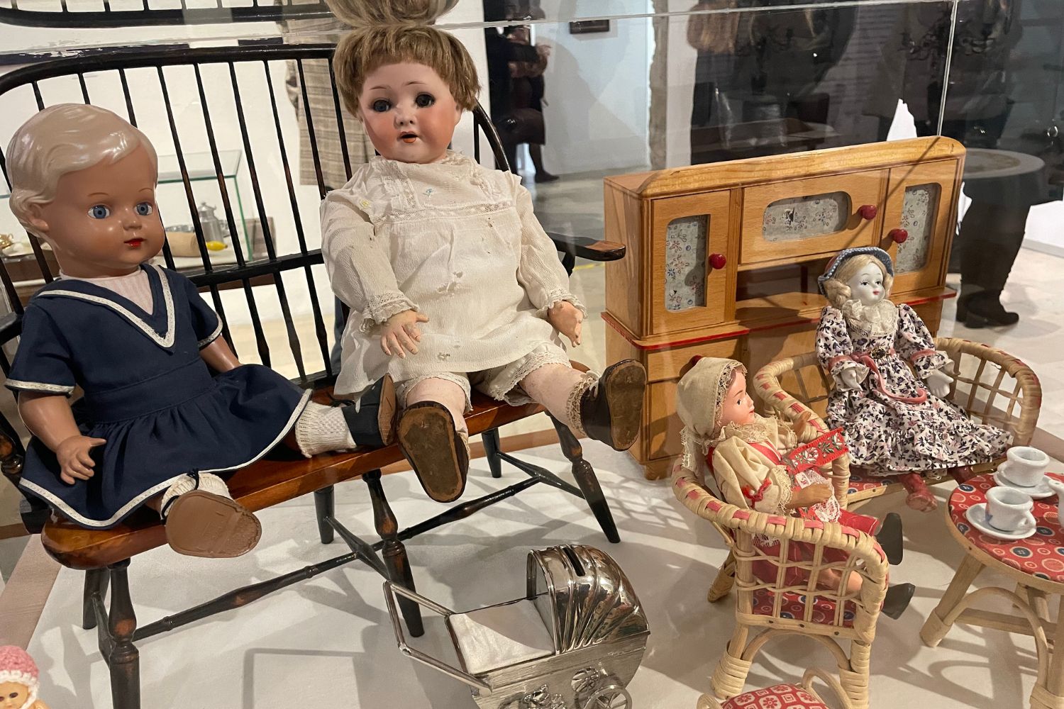 Obrazy, dawne karty świąteczne, zabawki i choinkowe ozdoby na jednej wystawie