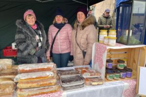 Chleb z pieca hitem jarmarku - Radio Kielce 14.12.2025. Dwikozy. Kiermasz / Fot. Grażyna Szlęzak-Wójcik - Radio Kielce