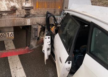 Uwaga kierowcy. Zderzenie na DK74 - Radio Kielce Uwaga kierowcy. Zderzenie na DK74