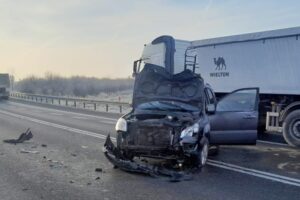 Wypadek podczas skrętu. Jedna osoba w szpitalu