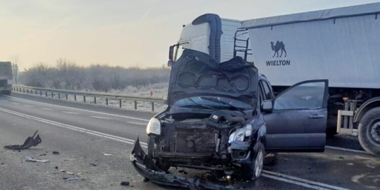 Wypadek podczas skrętu. Jedna osoba w szpitalu
