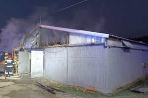 Pożar kurnika w Woli Morawickiej. W hali 19 tysięcy kurcząt - Radio Kielce 16.12.2025. Wola Morawicka. Pożar / źródło: straż pożarna