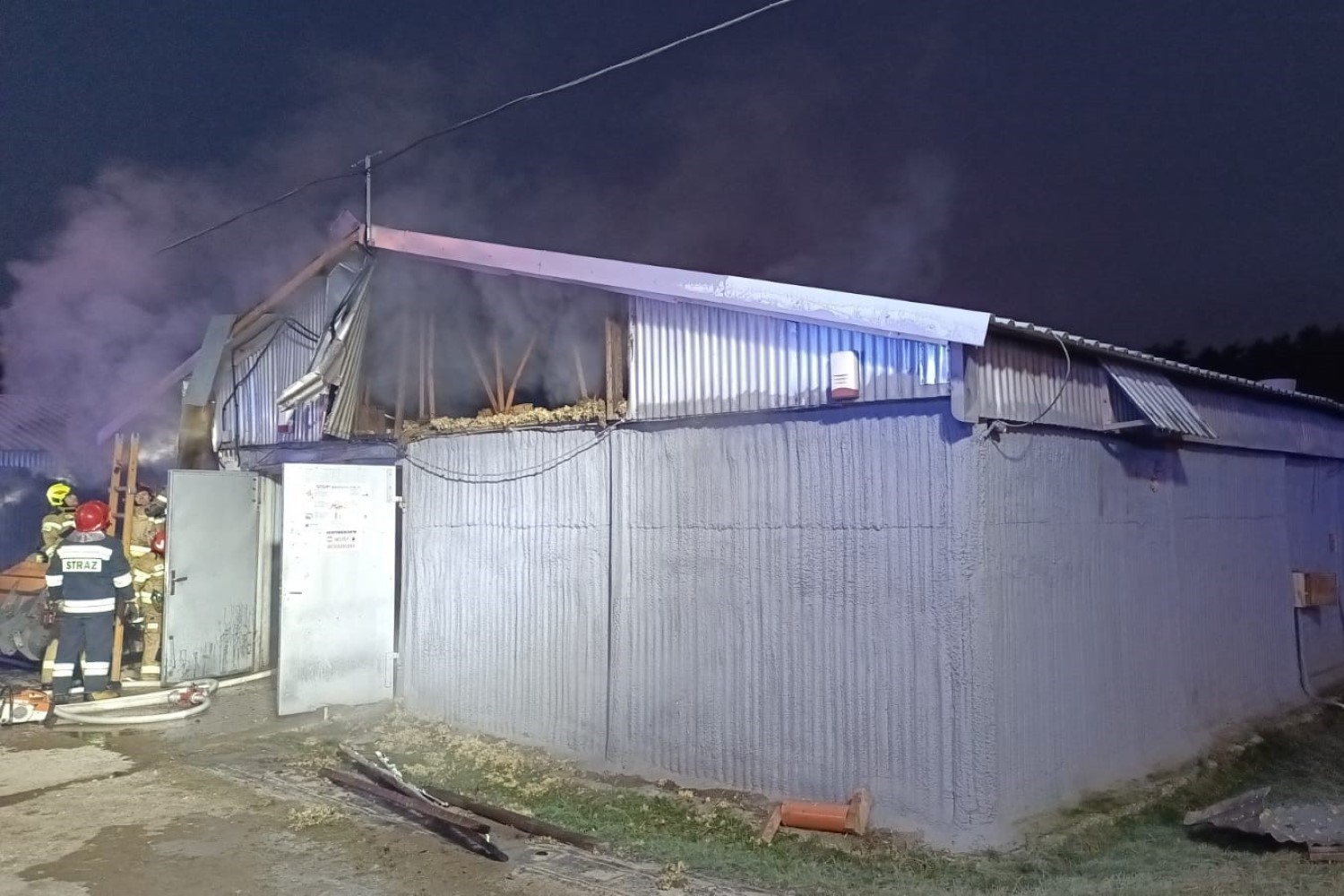 Pożar kurnika w Woli Morawickiej. W hali 19 tysięcy kurcząt