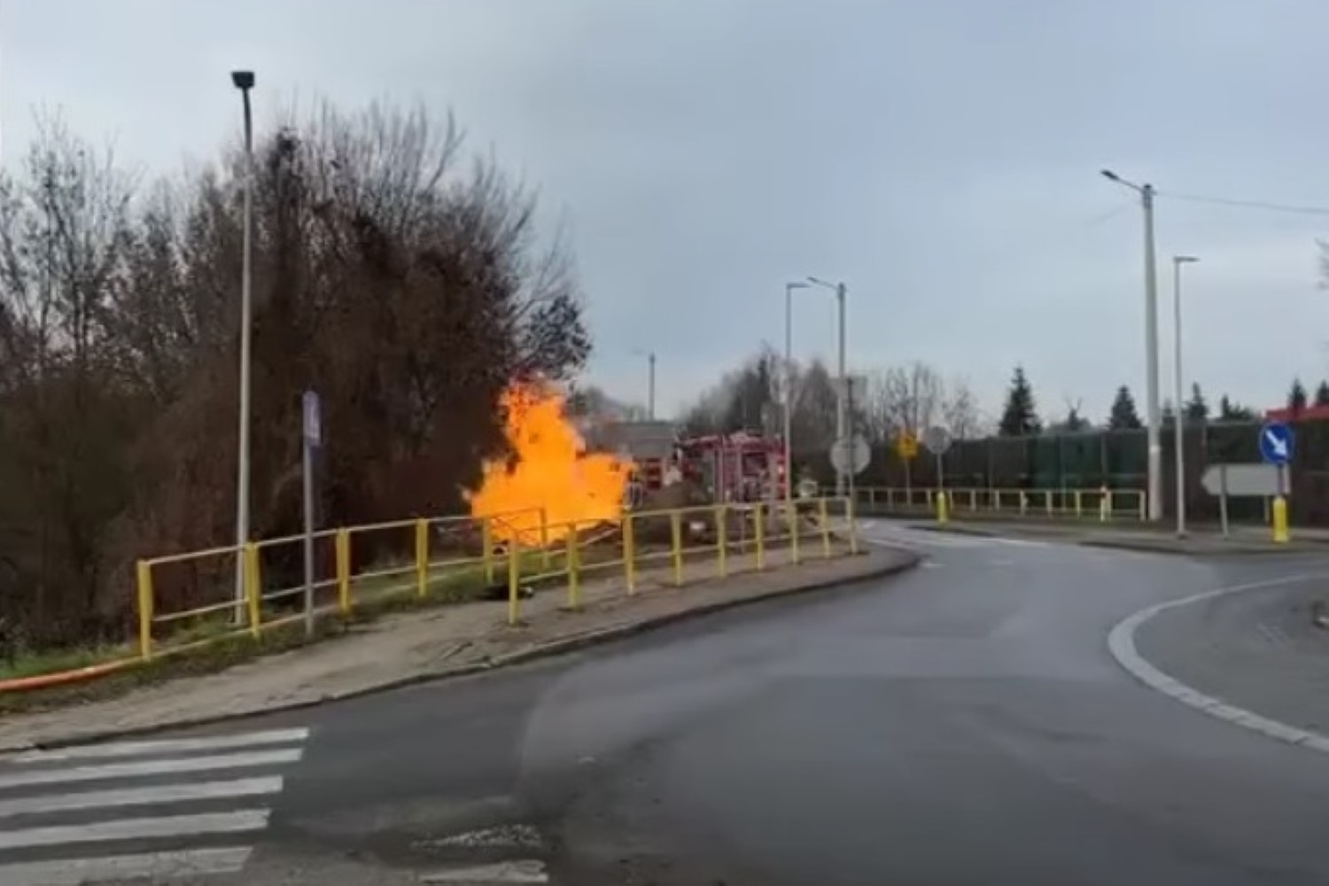 Przy drodze płonął gaz. W akcji cztery zastępy straży