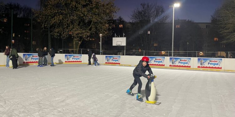 W Sandomierzu można już korzystać z lodowiska - Radio Kielce Sandomierz. Sztuczne lodowisko na Orliku przy ul. Żółkiewskiego / Fot. Grażyna Szlęzak-Wójcik - Radio Kielce