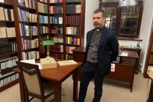 Sandomierz. Biblioteka Diecezjalna w Sandomierzu. Na zdjęciu: ks. Piotr Tylec, dyrektor biblioteki / Fot. Grażyna Szlęzak-Wójcik - Radio Kielce