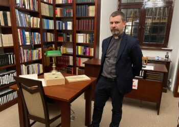 Sandomierz. Biblioteka Diecezjalna w Sandomierzu. Na zdjęciu: ks. Piotr Tylec, dyrektor biblioteki / Fot. Grażyna Szlęzak-Wójcik - Radio Kielce