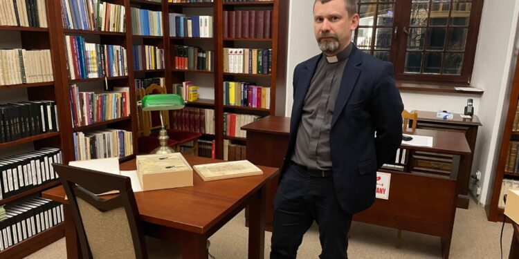 Sandomierz. Biblioteka Diecezjalna w Sandomierzu. Na zdjęciu: ks. Piotr Tylec, dyrektor biblioteki / Fot. Grażyna Szlęzak-Wójcik - Radio Kielce